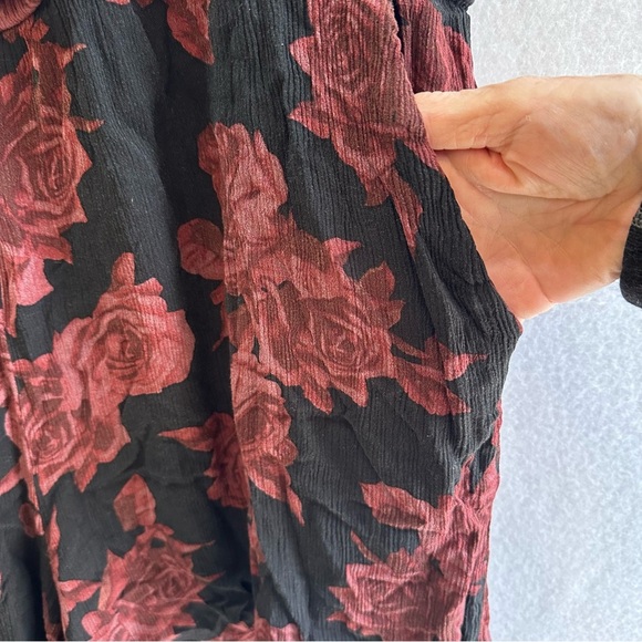 Torrid Plus Size 2 Black Red Floral Gauze Tie Back V Neck Shorts Romper 18-20 - Picture 8 of 11